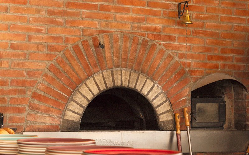 Horno de leña en L’Alpino Pizzería